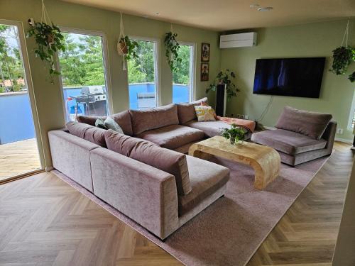 Vastra Frolunda Villa | Nyrenoverad stor villa 15 mintuer från Göteborg centrum