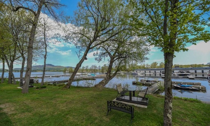 Magog Apartment | O'berge du village C-304- Waterfront