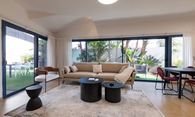 Rishon LeTsiyon Apartment | O&O Group - Huge Villa With Jacuzzi By The Beach