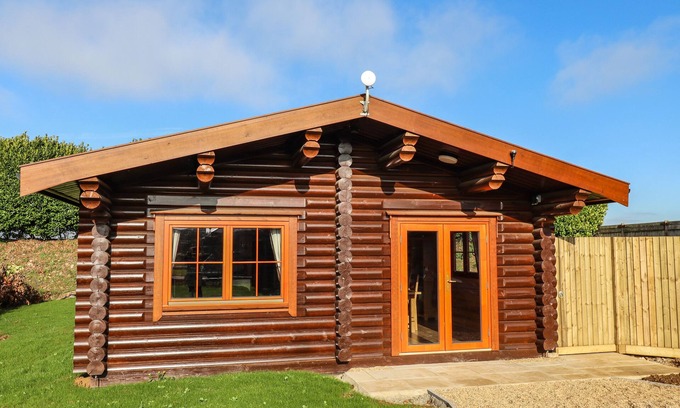 Castle Bytham Cottage | OAK LODGE, family friendly, with pool in Greetham, Rutland