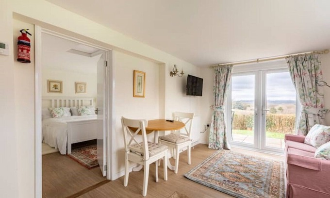 Piltdown Cottage | Oak Tree Cottage is a charming and peaceful cottage with countryside views.