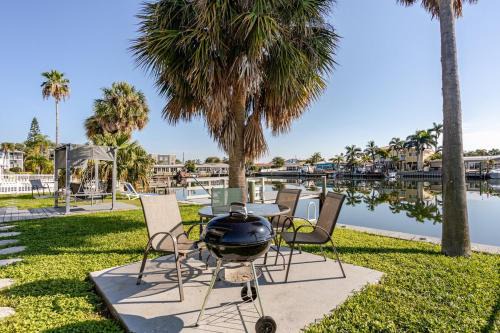 Capri Isle Apartment | Oasis Waterfront Treasure Island Apartment with Patio Dock and Johns Pass