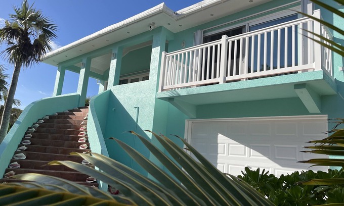 North Palmetto Point House | Ocean Breeze, steps to the beach! Generator, Starlink internet, filtered water.
