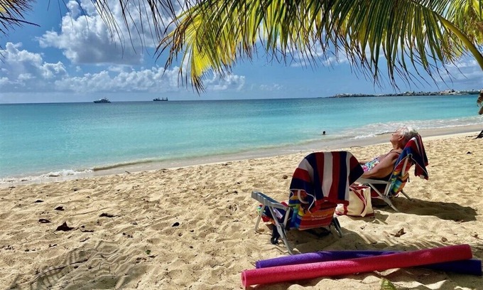 Simpson Bay Condo | Ocean Breeze at Le Papillon; Modern with steps to the Beach! Backup Generator!