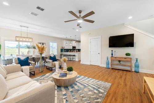Crescent Beach House | Ocean Breeze- Chic Steps to beach Family Friendly