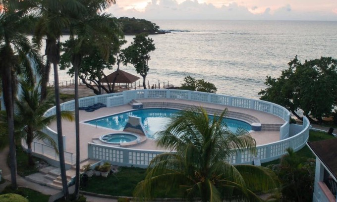 Orange Bay House | Ocean front beauty on 2 storeys at The Point