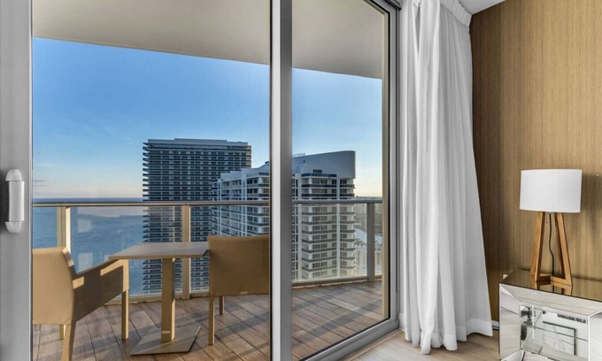 Hollywood South Central Beach Apartment | Ocean Luxe Pad | 6-Person Stay + Poolside