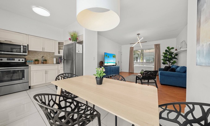 West Avenue Apartment | Ocean Suite 2BD/1BA steps to LincolnRd SoBe