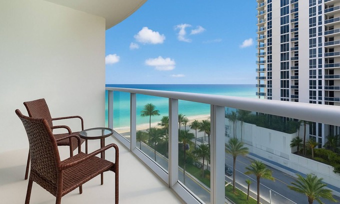 Hollywood South Central Beach Apartment | Ocean view apartment with balcony - 7H