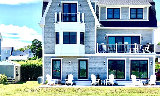 Narragansett House | Ocean View, Beach View, Walk to Beach, Central Air, Linens/towels/beach towels!