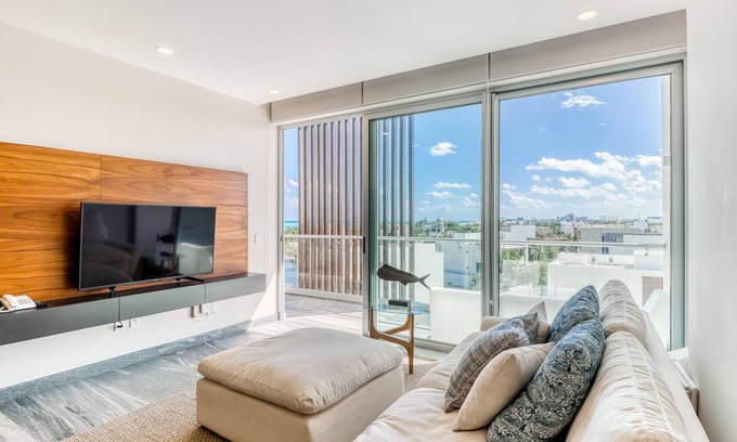 Zona Hotelera Apartment | Ocean view condo w/luxury pool access, central AC, WiFi & shared rooftop/dock