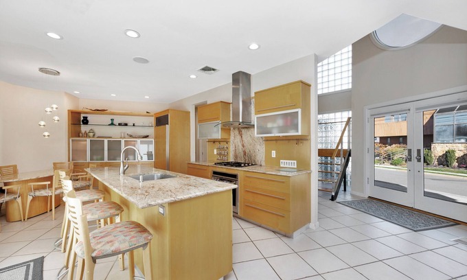 Lido Beach Villa | Ocean view Spacious 5-bedroom villa with heated pool jacuzzi & private beach