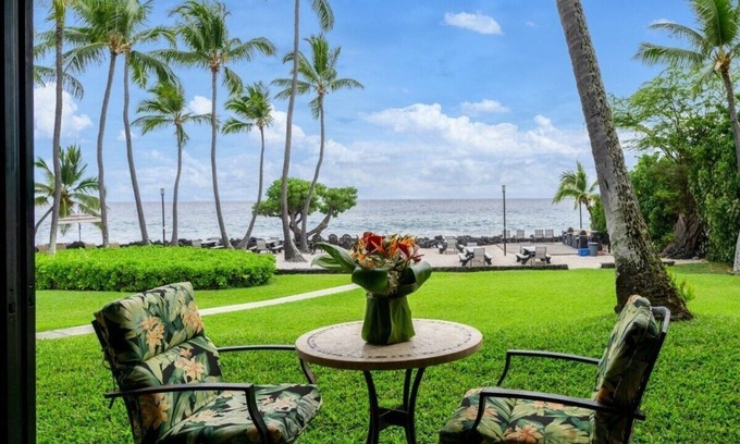 Kailua-Kona Condo | Oceanfront Cozy 1 BR w/Private Lanai next to Pool - Manicured Garden Property