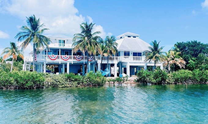 Cutthroat Harbor Estates House | Oceanfront Gated Corner lot Amazing Sunsets. 90” BoatDock & 12 person Swim Spa!