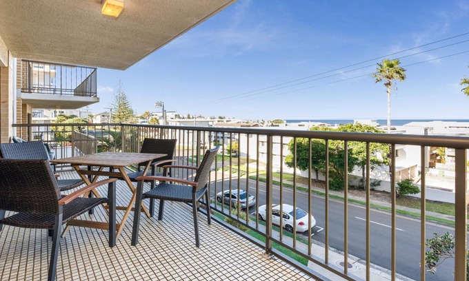 Kings Beach Apartment | Oceanic Unit 4 Kings Beach QLD