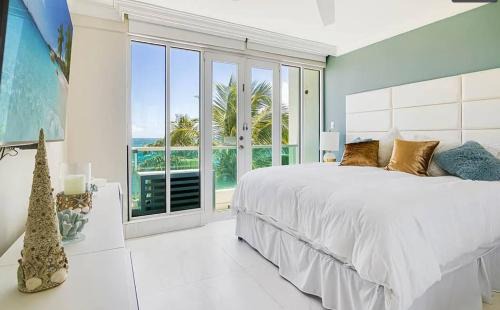 Puerta de Tierra Apartment | Oceanview Sub Penthouse, Walk to Beach & Pool