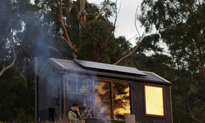 Hallston House | Off-Grid Cabin Surrounded by Nature - Hot Tub - Arlo