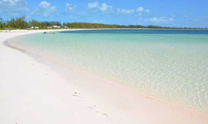 Winding Bay Villa | Off-Grid Luxury Steps to Pink Sand, Private, Quiet, Daily Housekeeping