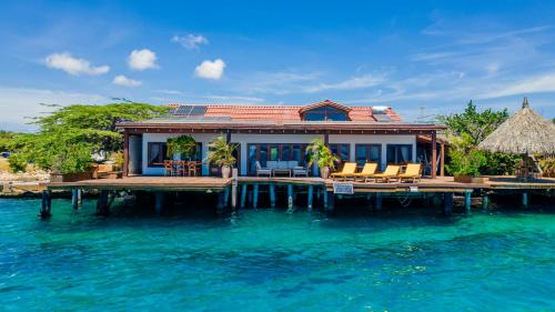 De Bruynewijk Villa | Off-Grid Oceanfront Villa