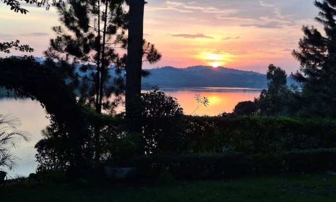 Jinja House | OFF GRID WiFi riverside 2 bed family cottage only 10km from Jinja sleeps 6