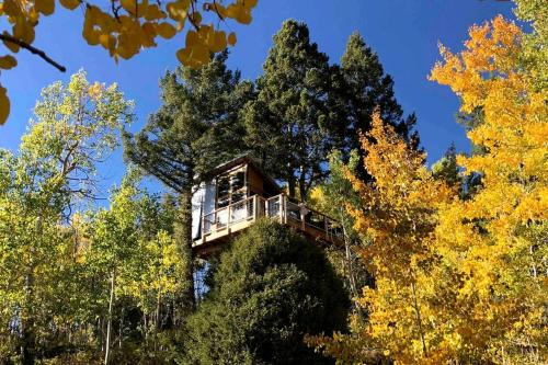 San Luis House | Off-Grid yet Modern Tree House in the Sangre de Cristo Mountains, Colorado