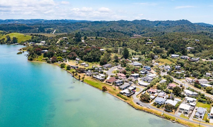 Ngunguru House | Offering a stylish Waterfront location, two properties combined!!