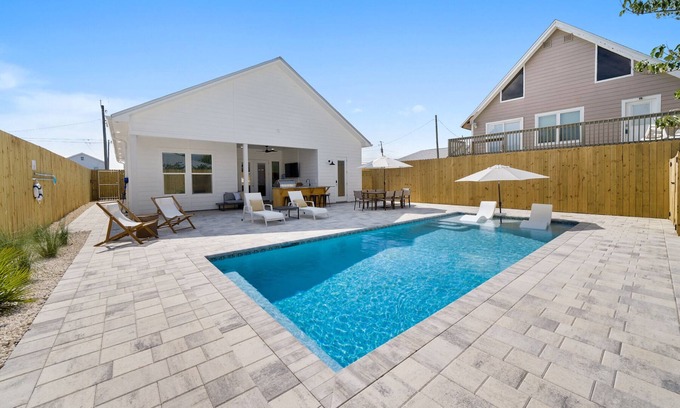 Kiska Beach House | OhWhen Is Vacay - West End PCB
