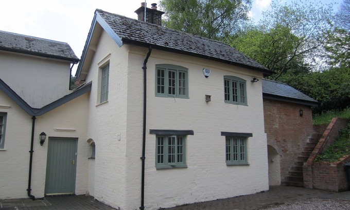 Newcastle-Under-Lyme Cottage | Old Bakehouse. Charming Cottages in Secluded Grounds of Historic Private Estate