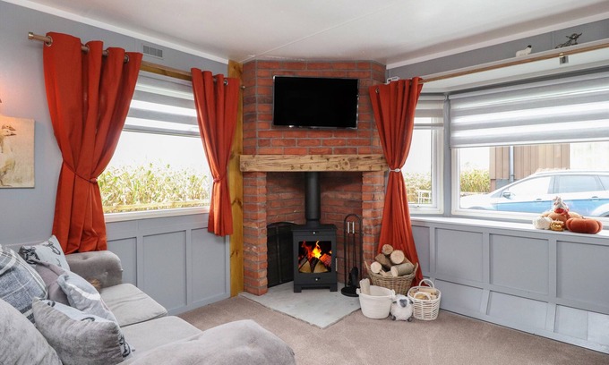 Pilling House | OLD BELL FARM, character holiday cottage, with open fire in Pilling