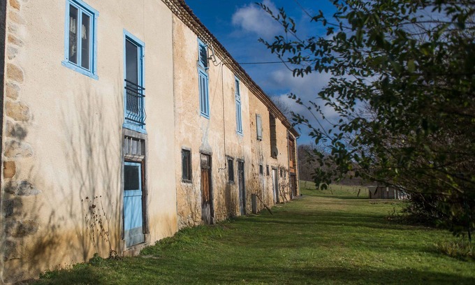 Baulou House | Old farmhouse in the middle of fields near a greenway