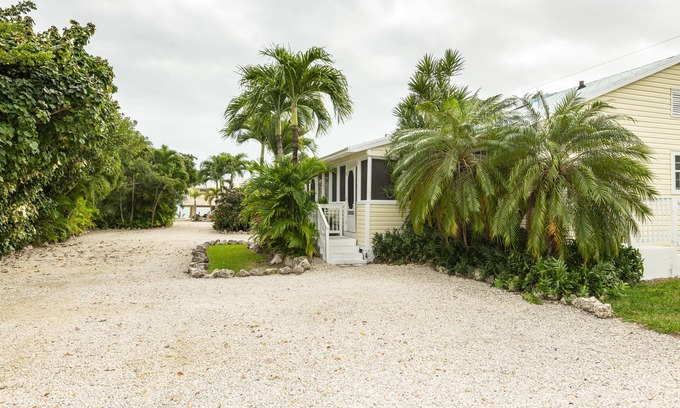 Cudjoe Key Cottage | Old Florida Style, Dockage, Swimming Pool (shared), just 20 miles from Key West