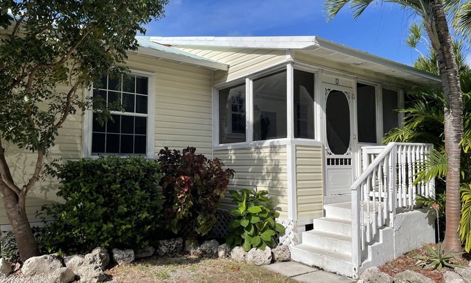 Cudjoe Key Cottage | Old Florida Style, Dockage, Swimming Pool (shared), just 20 miles from Key West