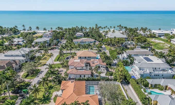 Old Naples House | Old Naples Luxury 4BR Home - Truly Close to Beach & 5th Ave