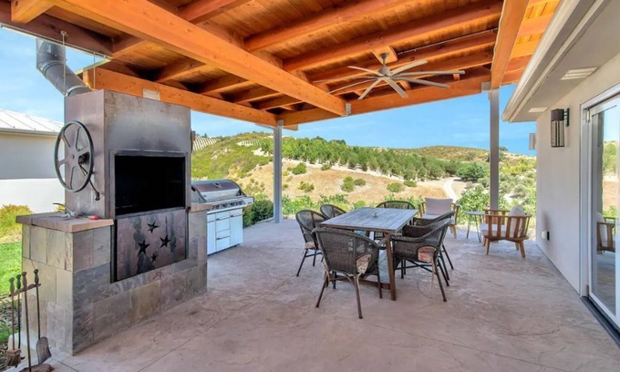 Templeton House | Old Vine House - 360 degree vineyard views!