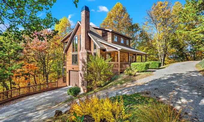 Wears Valley Cabin | Ole Smoky Hideaway: Close to GSMNP Entrance! Hot Tub~2 Decks~Bears~Fast WiFi