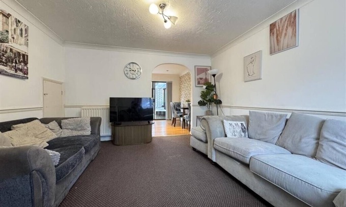 North Stifford House | Olive 3-4 Bed House, Sleeps 9, Free Parking, Grays