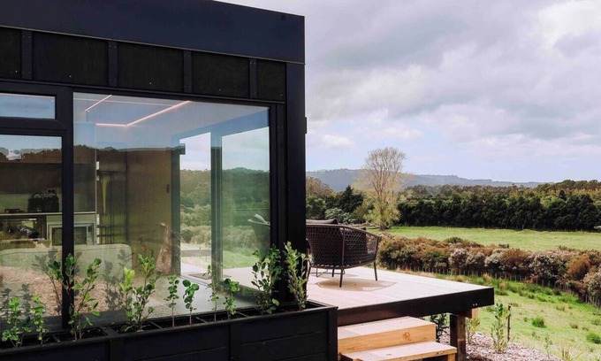 Tawharanui Cabin | Omakana Cabin – Scenic Farm Stay with Sleepout