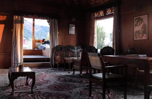 Dal Lake Boat Rental | OMAR KHAYYAM HOUSEBOAT RETREAT and FAVELA HEADROOMS