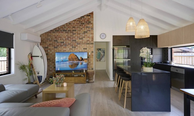 North Avoca House | Ombak Haus at North Avoca - Ombak Haus at North Avoca is a great family friendly three bedroom holiday home.a lake.