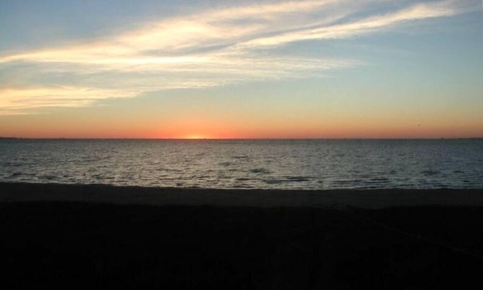North Beach Condo | On Beach and Close to Fun! - Oct, Nov and Dec Discounts