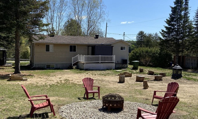 Bowman Cottage | On La Lièvre river - Lovely cottage with private beach, pet friendly and Wi-Fi!