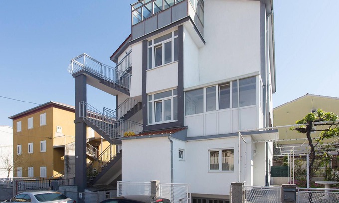 Vranjic Apartment | On the outskirts of Split, with the sea view, this bright apartment welcomes you.