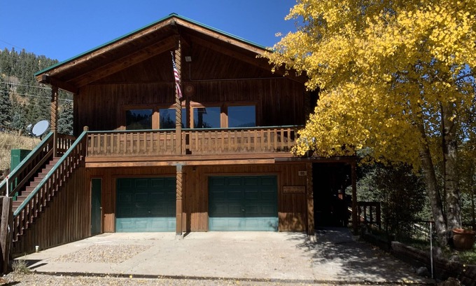 Red River Cabin | ON THE RIVER! MINUTES FROM SLOPES! SLEEPS 16