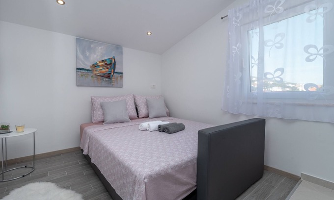 Seget Vranjica Apartment | One bedroom apartment with balcony and sea view Seget Vranjica, Trogir (A-23880-b)