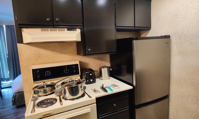 West End Hotel | One Bedroom Apartment with Robson View