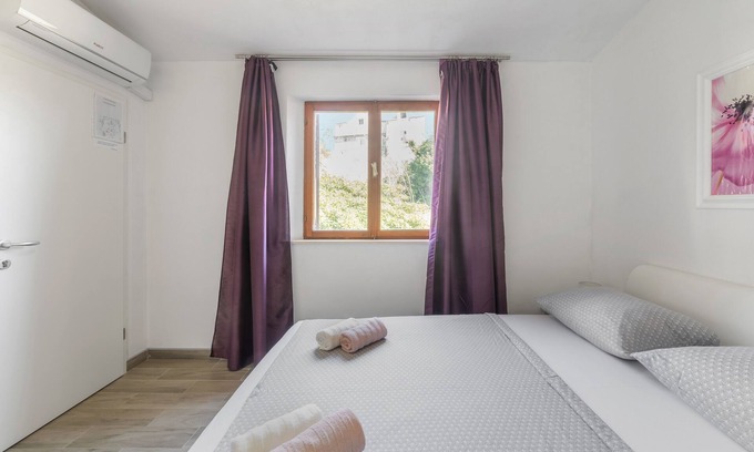 Sumartin Apartment | One bedroom apartment with balcony and sea view Sumartin, Brač (A-13285-a)