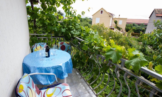 Sucuraj Apartment | One bedroom apartment near beach Sućuraj, Hvar (A-566-a)