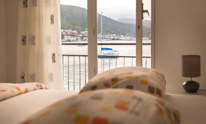 Vis Apartment | One bedroom apartment near beach Vis (A-8525-a)