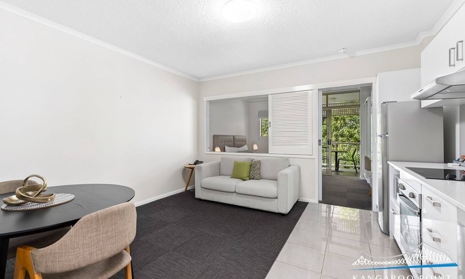 New Farm Apartment | One Bedroom in the Heart of Kangaroo Point with Pool & Parking