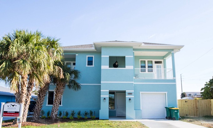 Port Canaveral House | One block to beach, spacious 3 bdrm, private bathrooms, beach items, longboard